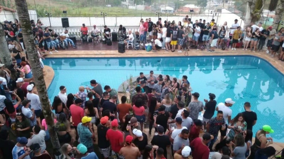 Pessoas causam aglomeração em festa em Campo Limpo Paulista