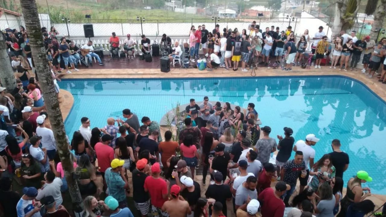 Pessoas causam aglomeração em festa em Campo Limpo Paulista