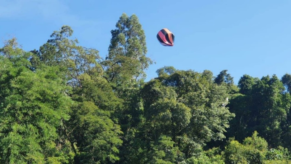 PM flagra aglomeração e soltura de balões no bairro Champirra, em Jundiaí