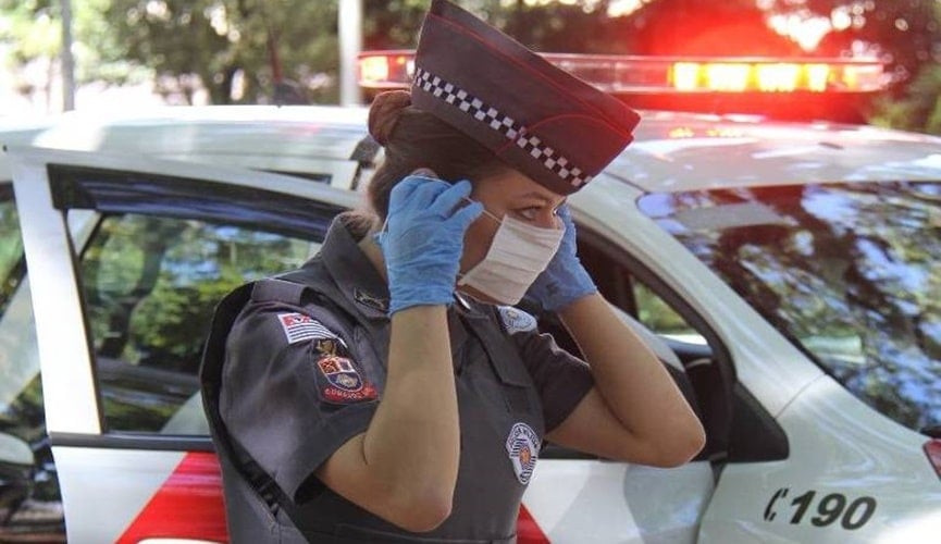 Foto de policial com epis