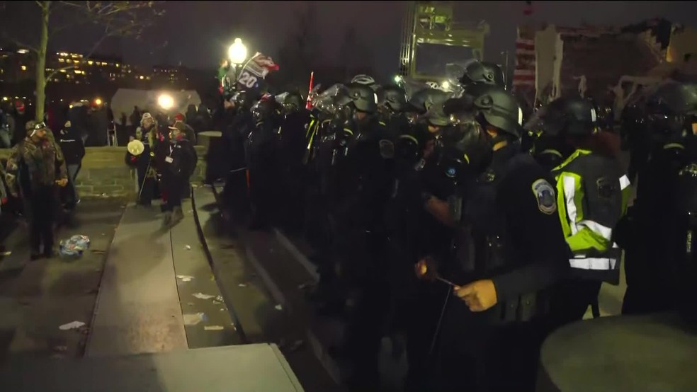 Polícia durante invasão ao Congresso dos EUA