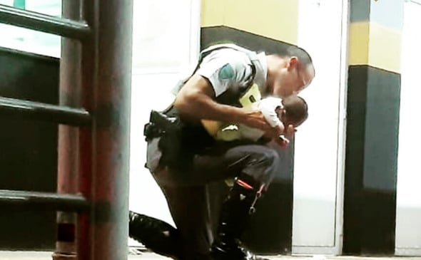 Policial militar salva bebê afogado. (Foto: Divulgação)