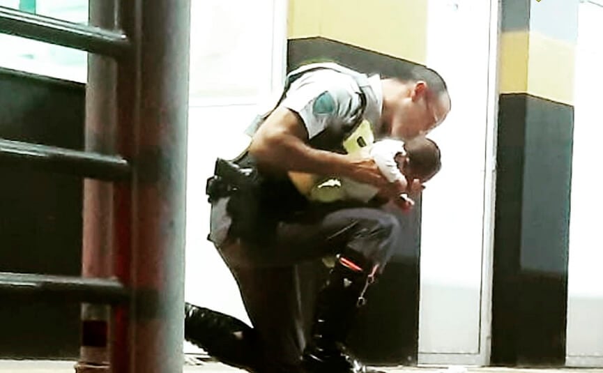 Policial militar salva bebê afogado. (Foto: Divulgação)