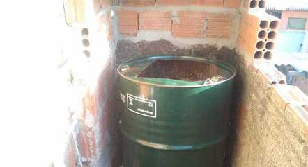 Polícia resgata criança que vivia acorrentada dentro de tambor em Campinas