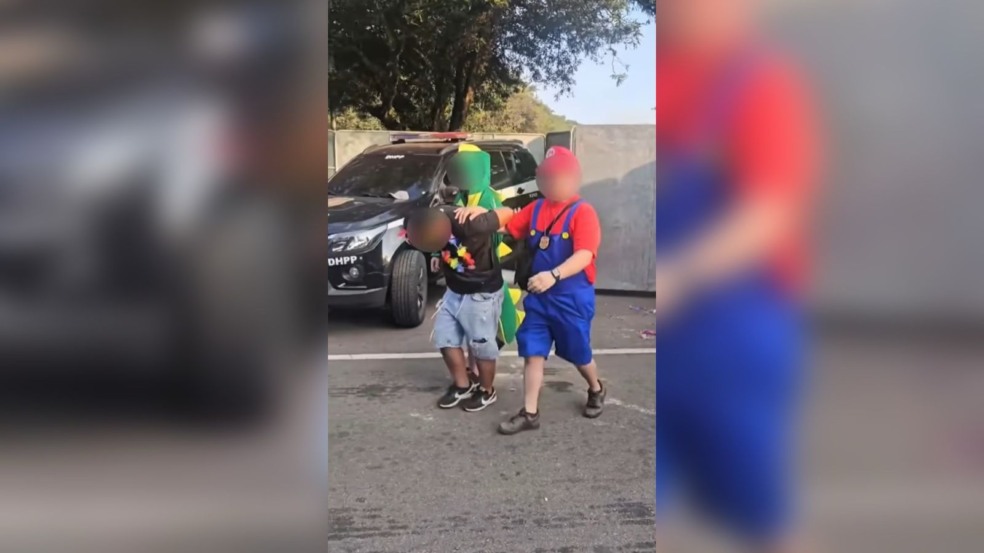 Policiais fantasiados de Super Mario.