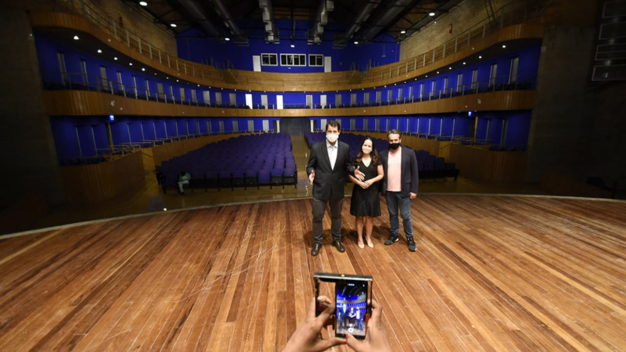 Prefeito, primeira-dama e o gestor de Cultura fizeram uma transmissão ao vivo no aniversário do teatro Polytheama