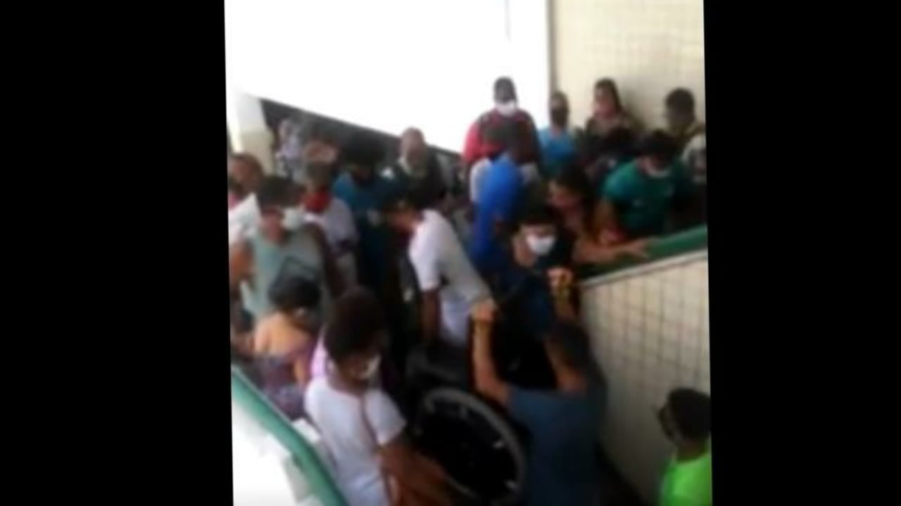 Cadeirante precisou ser carregado para votar