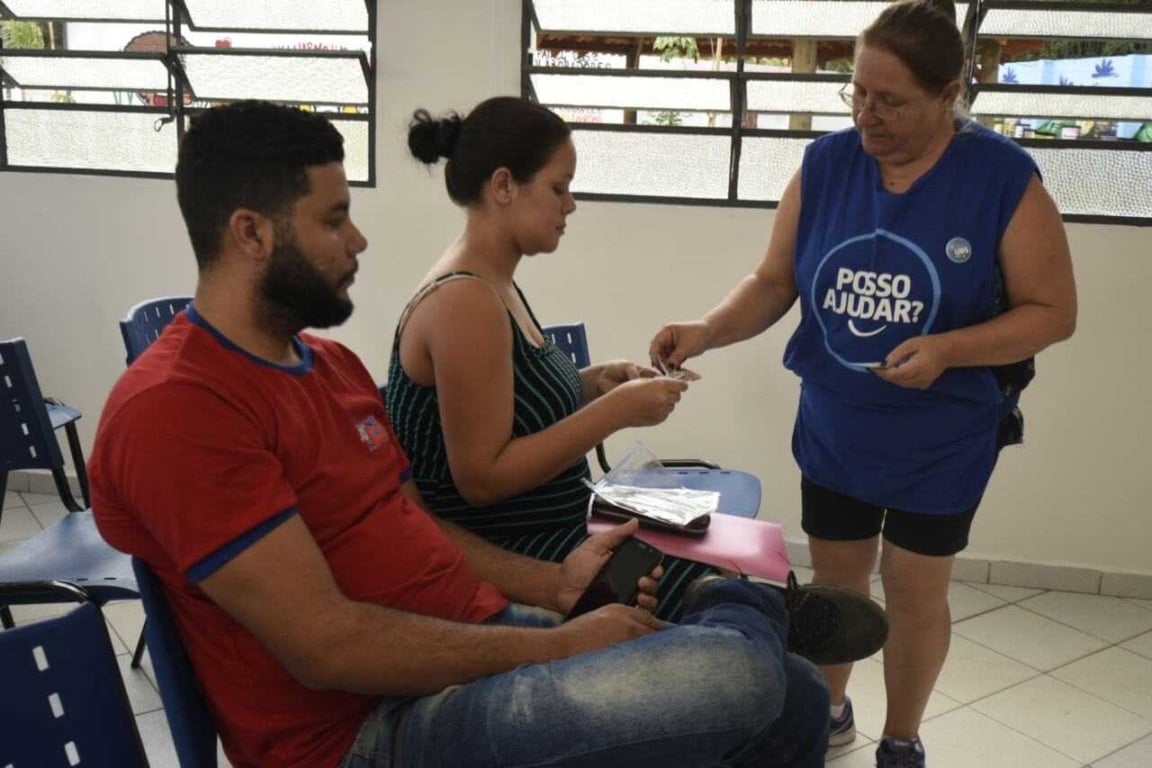 Os atendentes acolhem e orientam os usuários