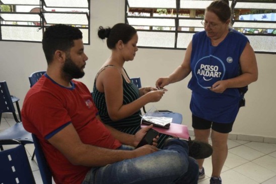 Os atendentes acolhem e orientam os usuários