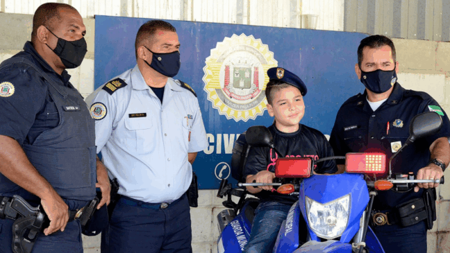 Guarda Civil de Várzea Paulista tem dia histórico com menino que sonha em ser policial