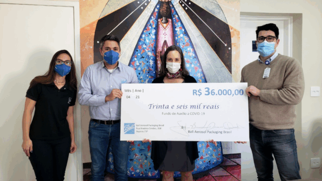 Matheus e Viviane recebem doação, entregue pelos representantes da empresa Ball