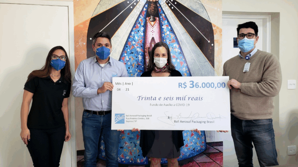Matheus e Viviane recebem doação, entregue pelos representantes da empresa Ball