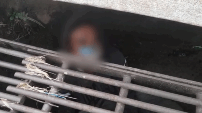 Homem dentro de bueiro