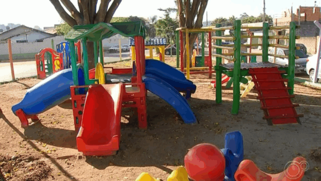 Jarinu: Moradores doam materiais de construção para creche