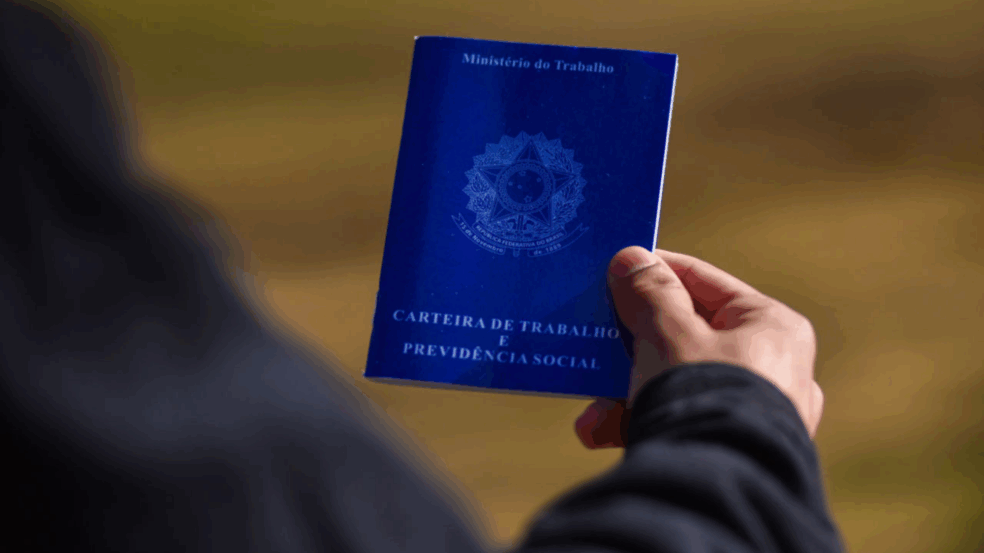 Pessoa com carteira de trabalho na mão