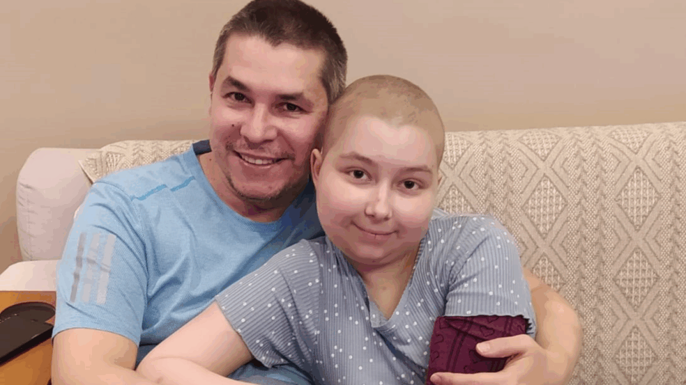 Fernanda Manzutti ao lado do pai, Carmo Jr, à espera de verba e tratamento (foto: arquivo pessoal)