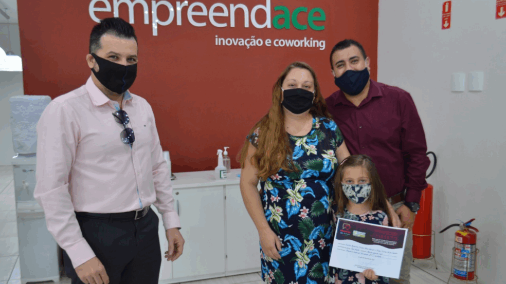 Andriws Aparecido Teixeira Alves Barcaro, Daiane Cristina Vieira Barcaro e sua filha Alice, acompanhados pelo presidente da ACE, Mark William Ormenese (foto: divulgação)