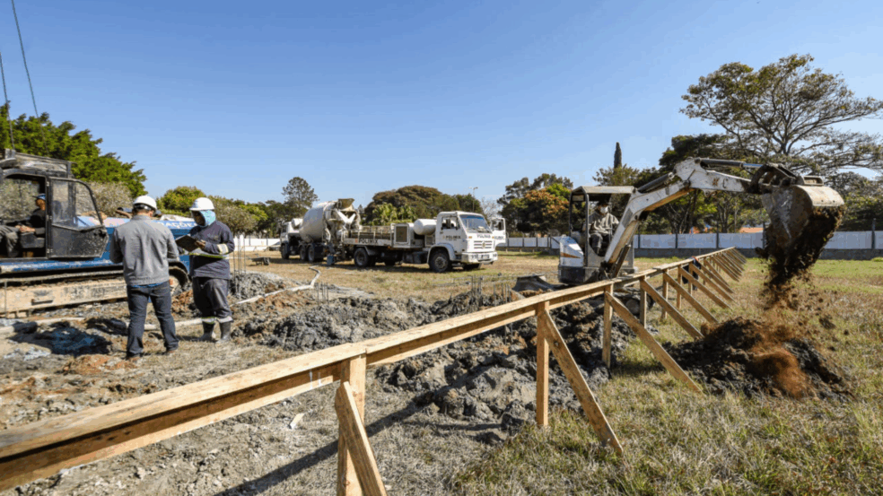 Nova quadra no CECE Antônio Ovídeo Bueno tem obras em andamento