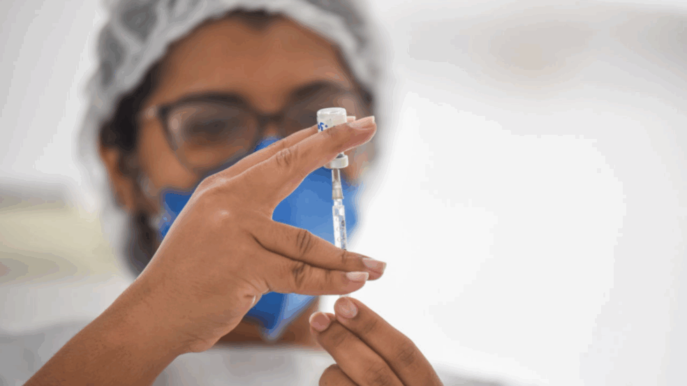 Enfermeira com seringa de vacina