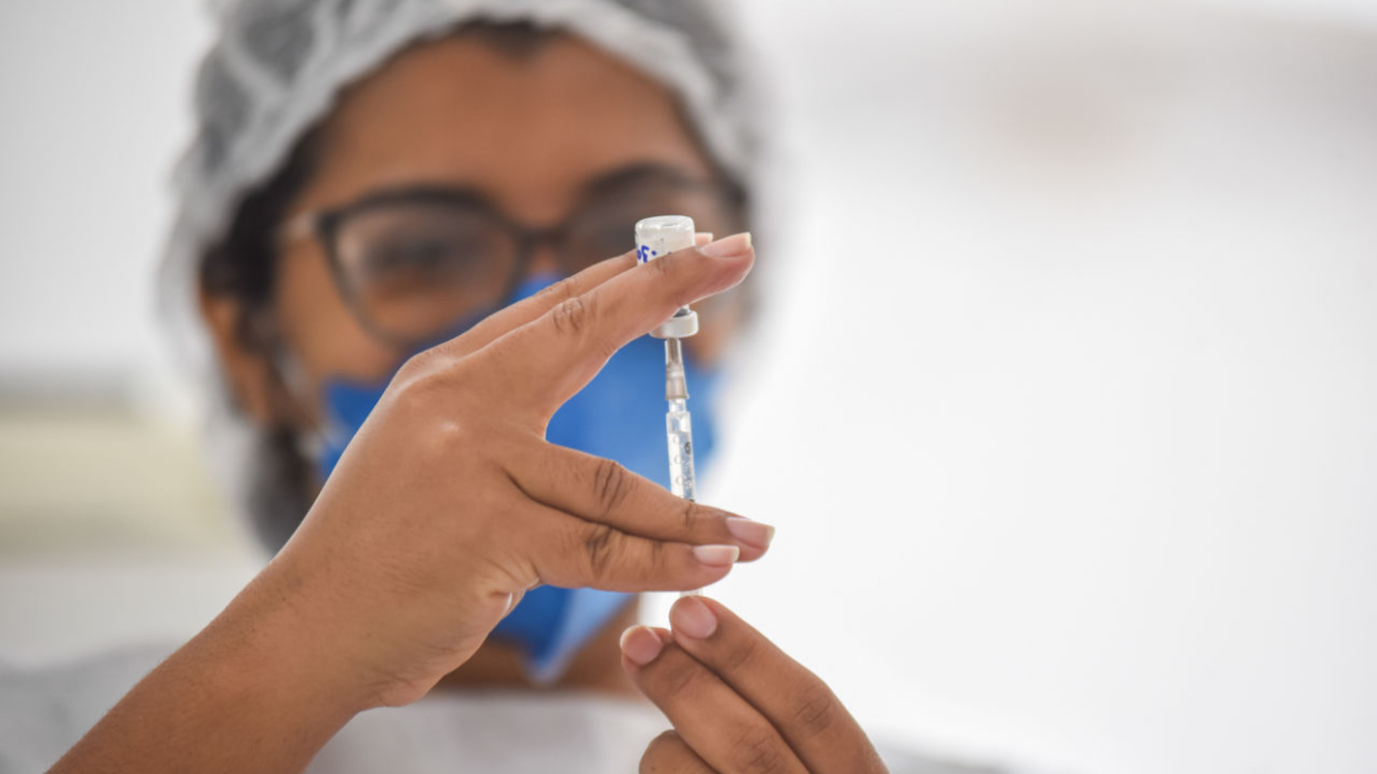 Enfermeira com seringa de vacina