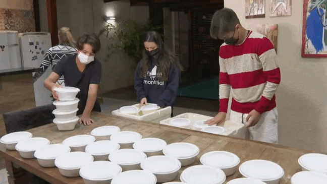 Jovem de 11 anos distribui marmitas para moradores de rua