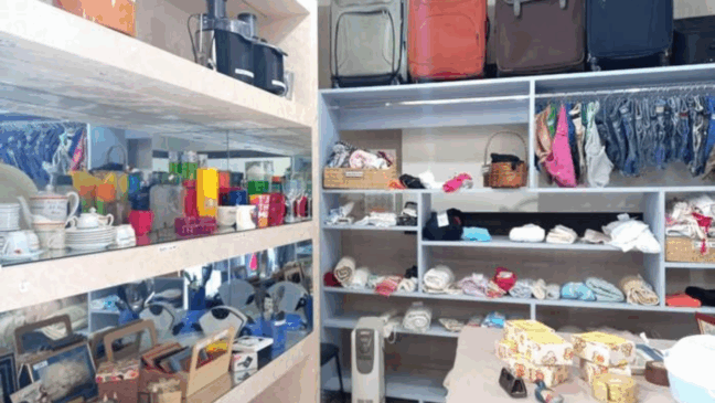 Bazar reúne peças de roupas, utensílios domésticos, objetos de decoração e muito mais