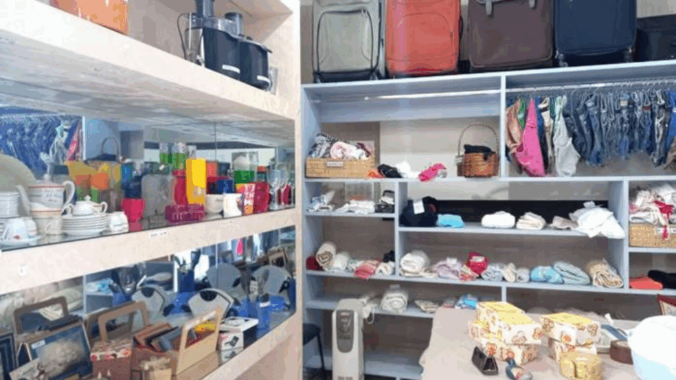 Bazar reúne peças de roupas, utensílios domésticos, objetos de decoração e muito mais