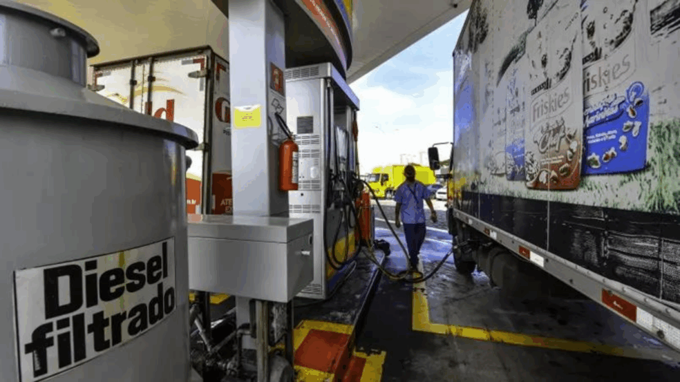 Redução de 4 centavos no PIS/Cofins do diesel é anunciada por Bolsonaro