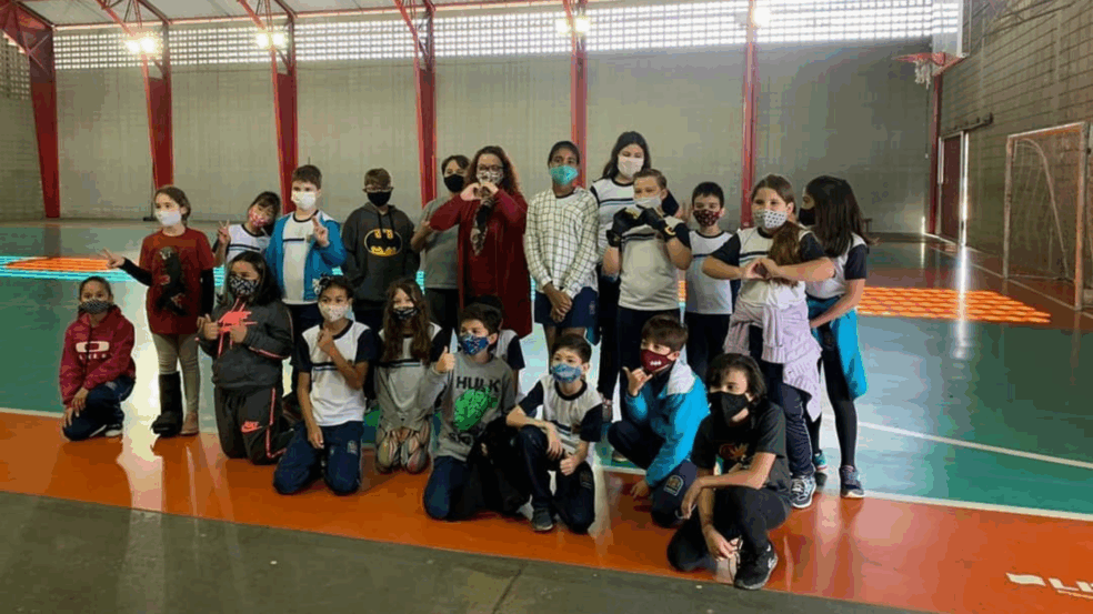 Professora de Jundiaí se aposenta e recebe homenagem de alunos da Emeb José Leme do Prado