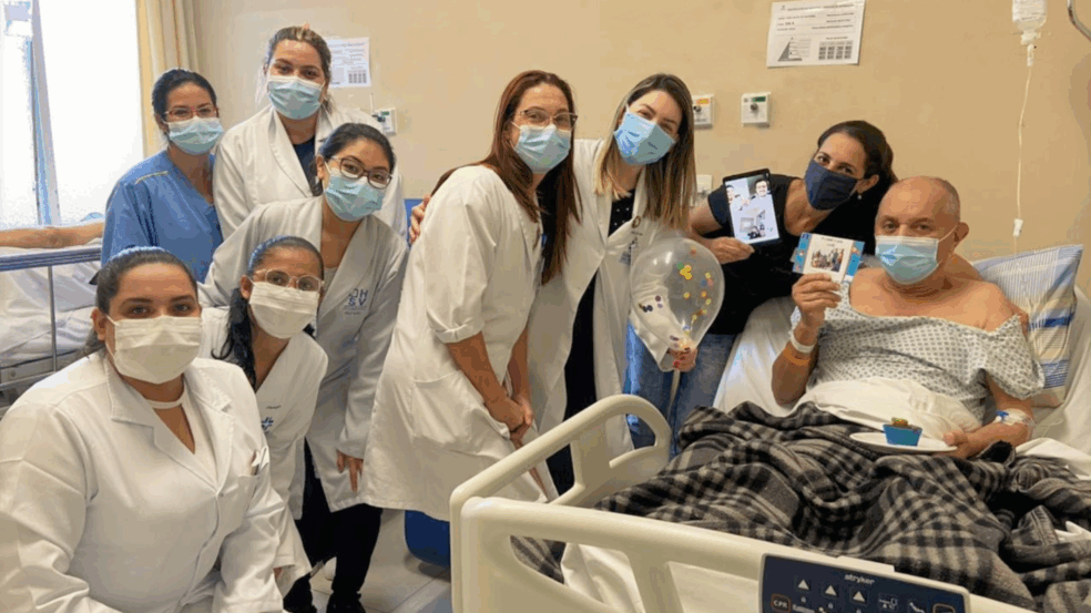 Paciente José Alves comemora aniversário ao lado da equipe (Foto: divulgação)