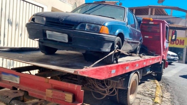 Em estado de abandono, carros são recolhidos em Várzea Paulista