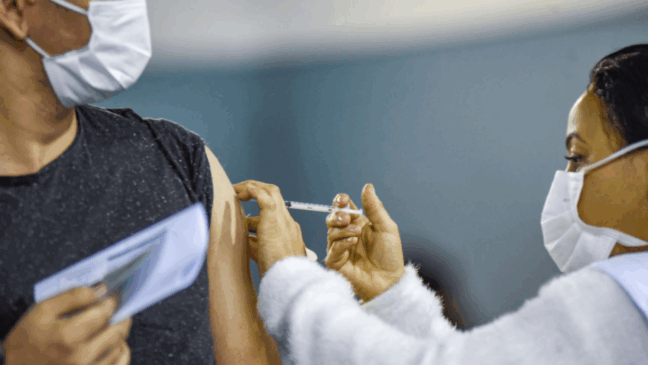 Governo Bolsonaro deixa de entregar 228 mil doses da vacina contra Covid para São Paulo