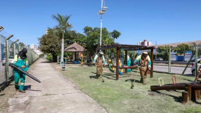 Servidores reformando praça em Jundiaí.