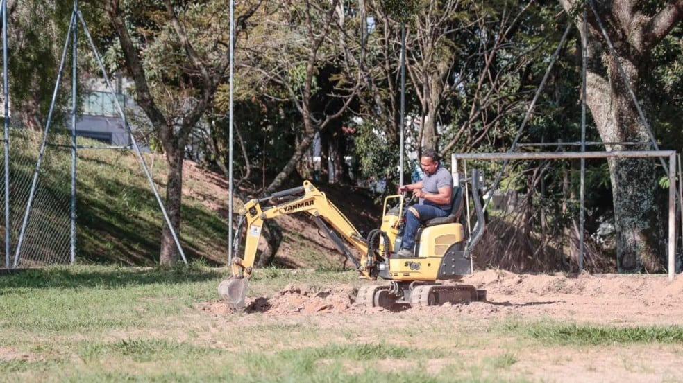 Máquina arrumando Praça.