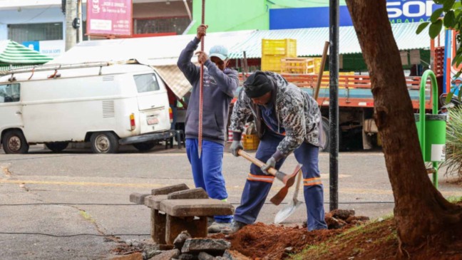 Servidores realizando melhorias em praça.