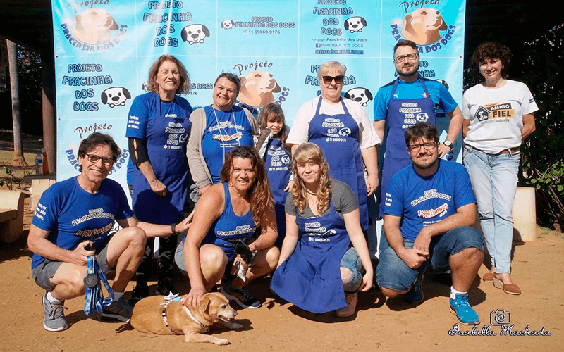 Membros do Projeto Pracinha dos Dogs posados para foto