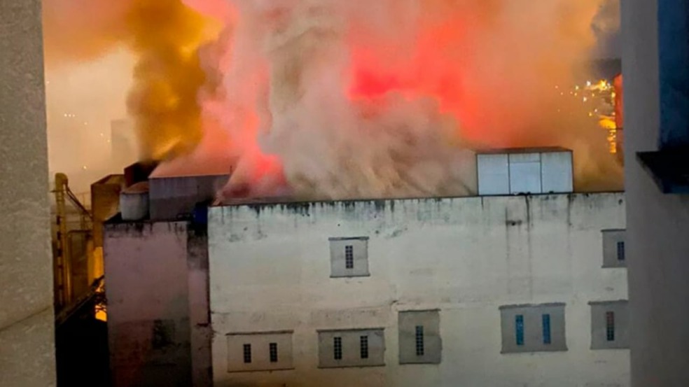 Incêndio atinge empresa de moinho em Jundiaí.