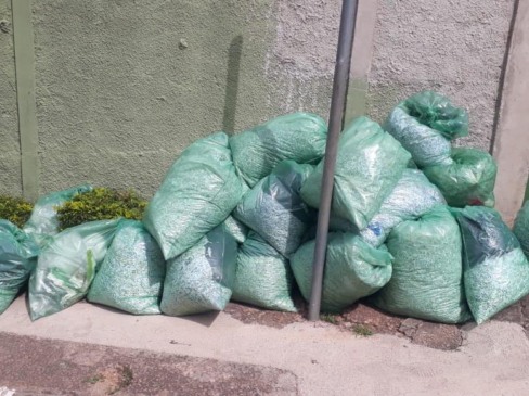 Sacos de lixo com documentos picados da Prefeitura de Louveira