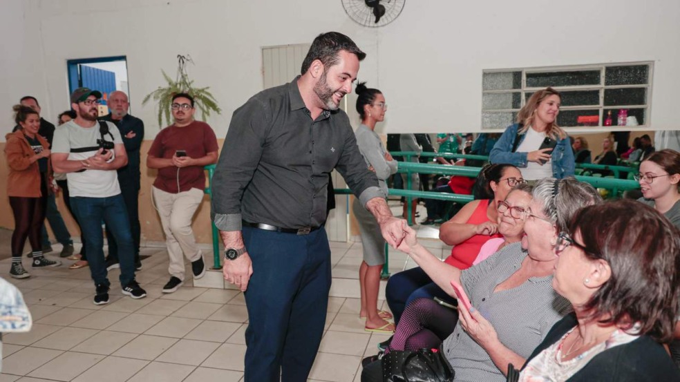 Prefeito Gustavo Martinelli conversa com moradores da Vila Cristo em Jundiaí durante reunião para discutir demandas e melhorias no bairro.