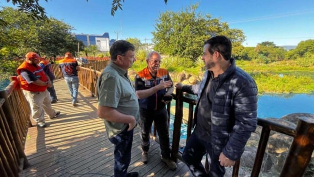 prefeito gustavo martinelli visita lago do parque botânico tulipas
