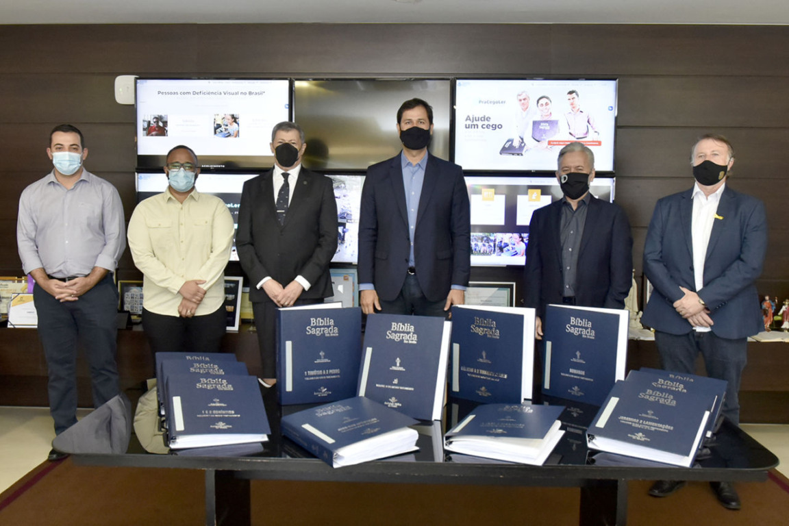 Biblioteca de Jundiaí recebe Bíblia escrita em braille para compor acervo
