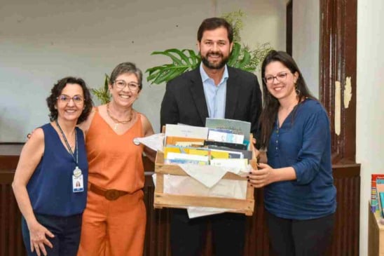 Entrega de livros nas escolas de Jundiaí