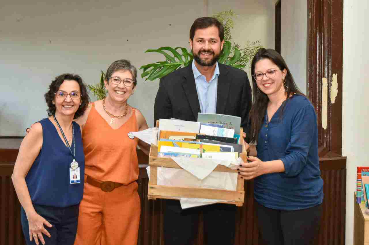 Entrega de livros nas escolas de Jundiaí