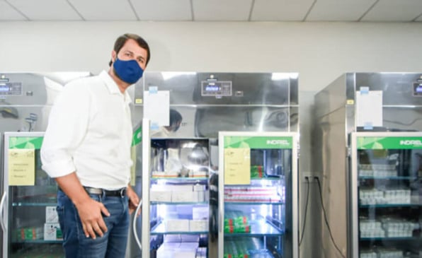 Luiz Fernando visita um dos estoques de vacinas contra a COVID-19. (Foto: Divulgação)