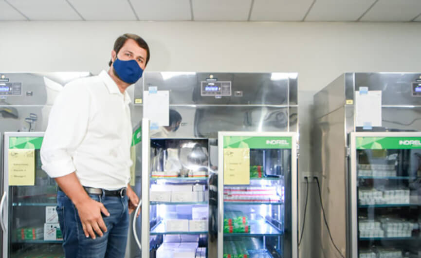 Luiz Fernando visita um dos estoques de vacinas contra a COVID-19. (Foto: Divulgação)