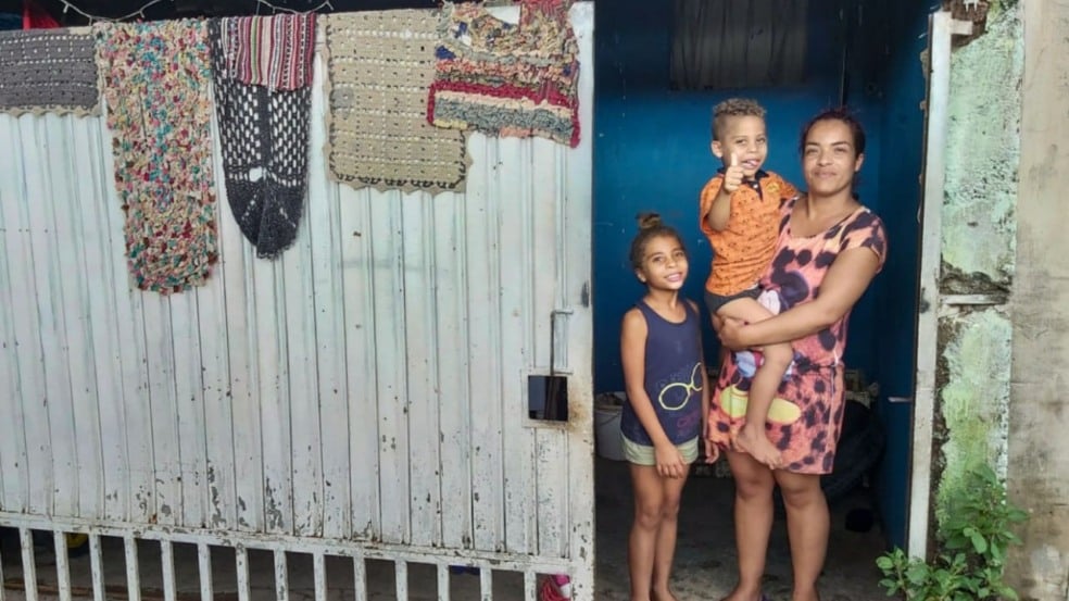 Mayara: “kit de limpeza e o colchão que recebemos da Prefeitura vieram em boa hora”