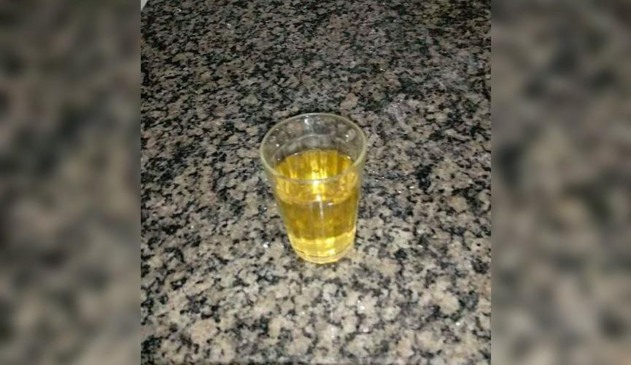 Copo com água amarelada