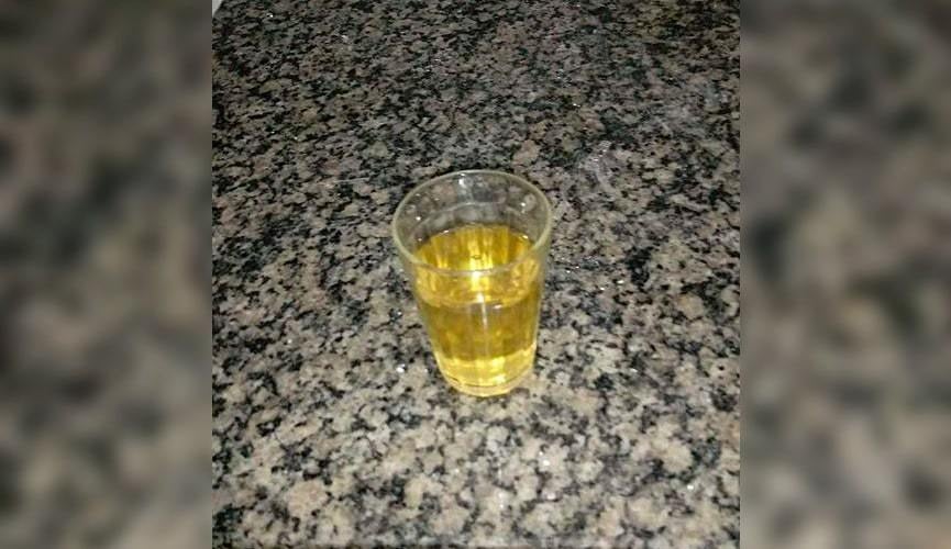 Copo com água amarelada