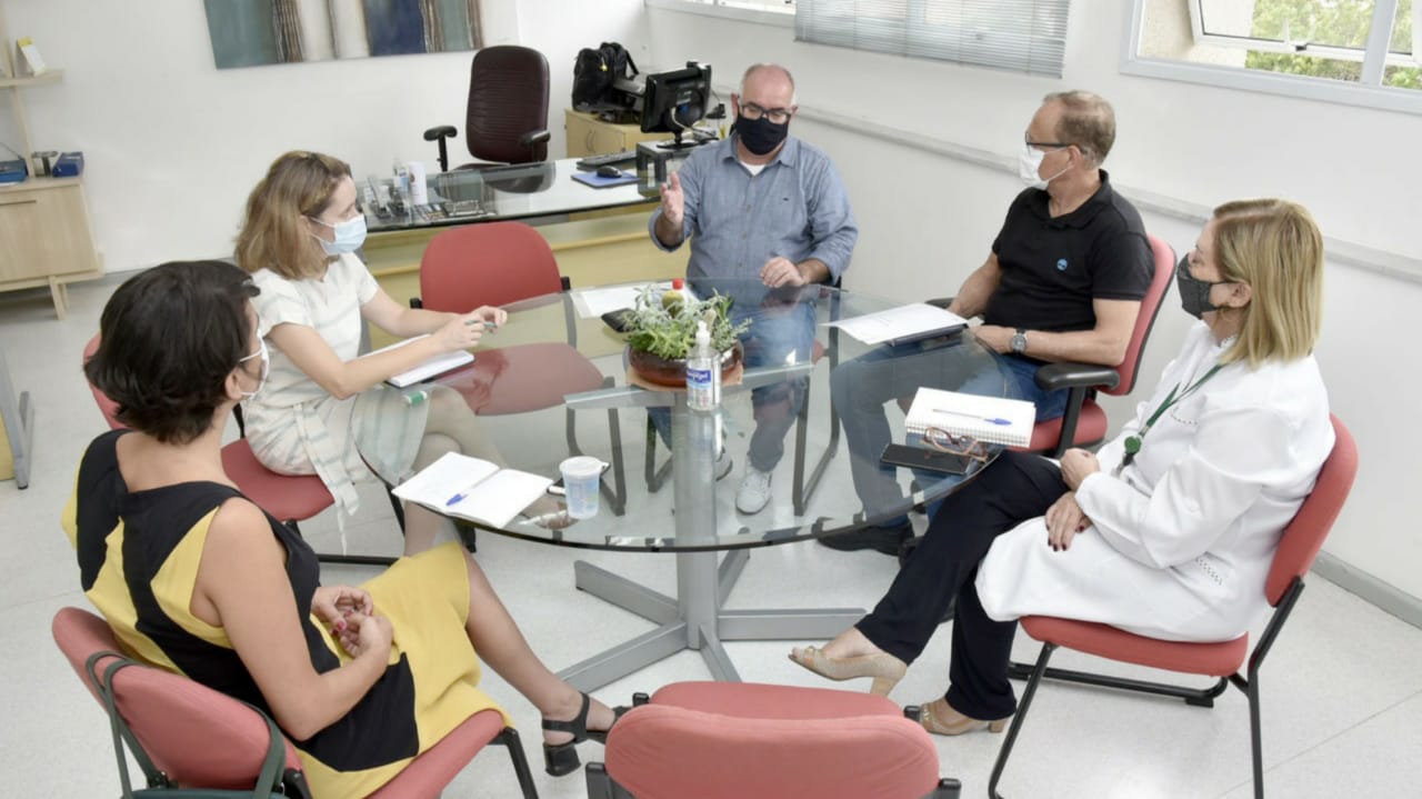 Reunião entre Prefeitura e FMJ sobre desenvolvimento social na cidade,