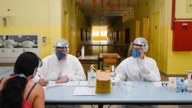 Nos pontos fixos – Clínica da Família e Emeb Professora Beatriz Blattner Pupo – era realizada a testagem de covid-19